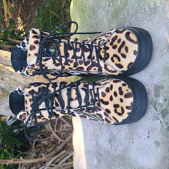 Giuseppe Zanotti Leopard-Print Calf Hair Wedge Sneaker Size 39 EUC - Picture 16 of 16